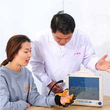 Fyzioterapeutické chytré rukavice pro pacienty s mrtvicí