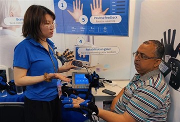 Roboti pro rehabilitaci rukou Syrebo® zářící na 133. kantonském veletrhu